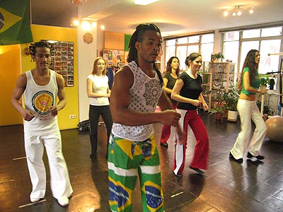 Axe Samba Reggae Afrobrasilianischer Tanz in der Academia Arapua