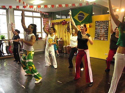 Axe Samba Reggae Afrobrasilianischer Tanz in der Academia Arapua